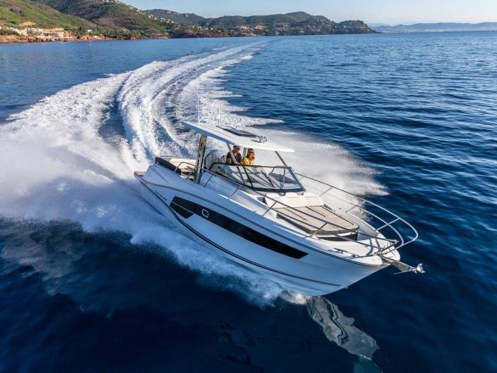 Hire Motorboat Jeanneau with a boat licence