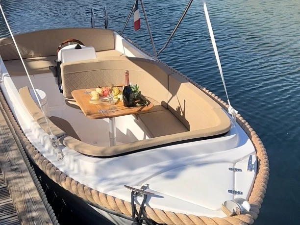 Charter a SZKUTNICZY ZAKLAD KRUGER DELTA EE 485 in Mandelieu-la-Napoule on Samboat