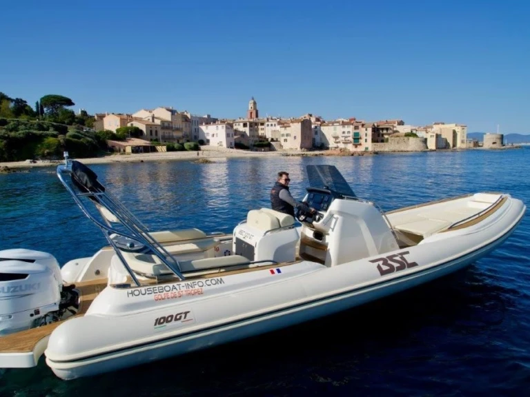 Hire Motorboat Quicksilver with a boat licence