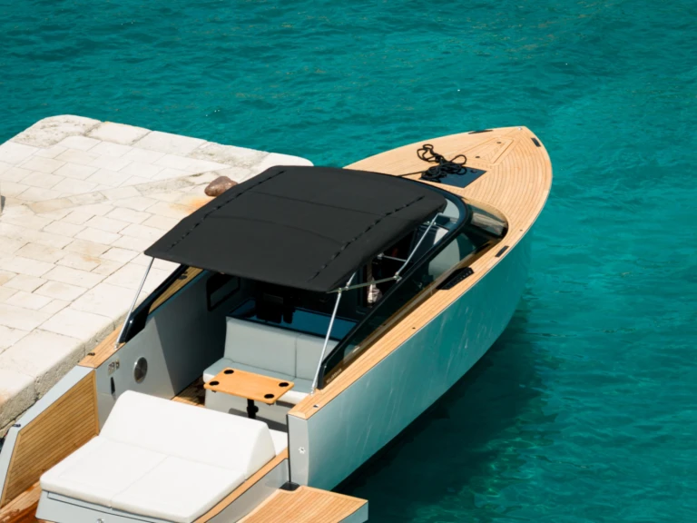 Charter a Pelagosa Pelagosa 33 in Split on Samboat