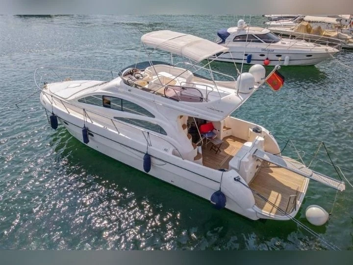 Hire Motorboat Azimut with a boat licence