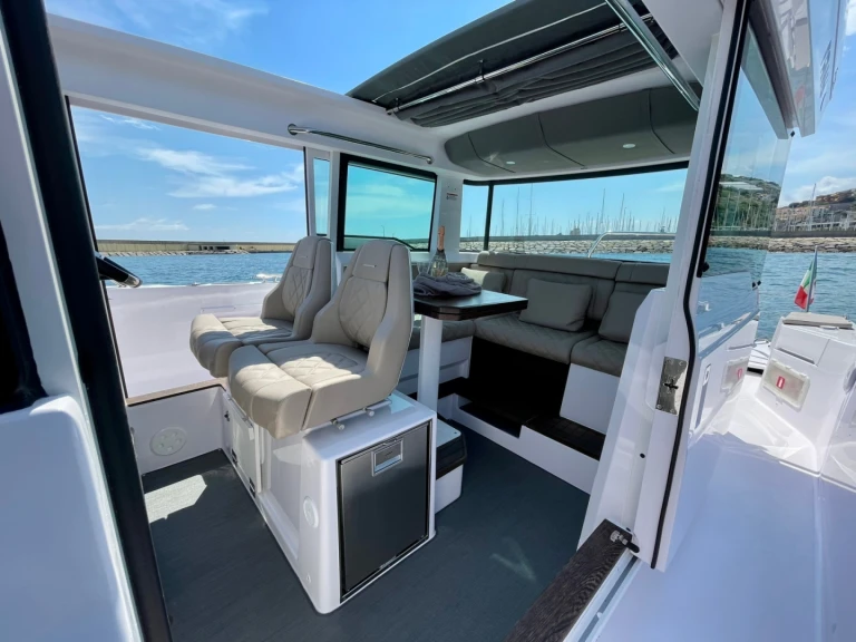 Hire Motorboat Axopar with a boat licence