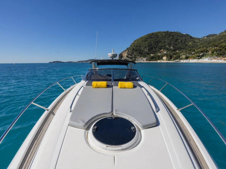 Hire Luxury Yacht Sunseeker with a boat licence