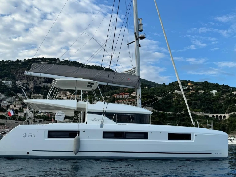 Hire Catamaran Lagoon with a boat licence