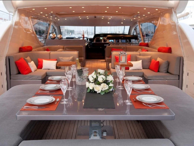 Hire Luxury Yacht Leopard with a boat licence