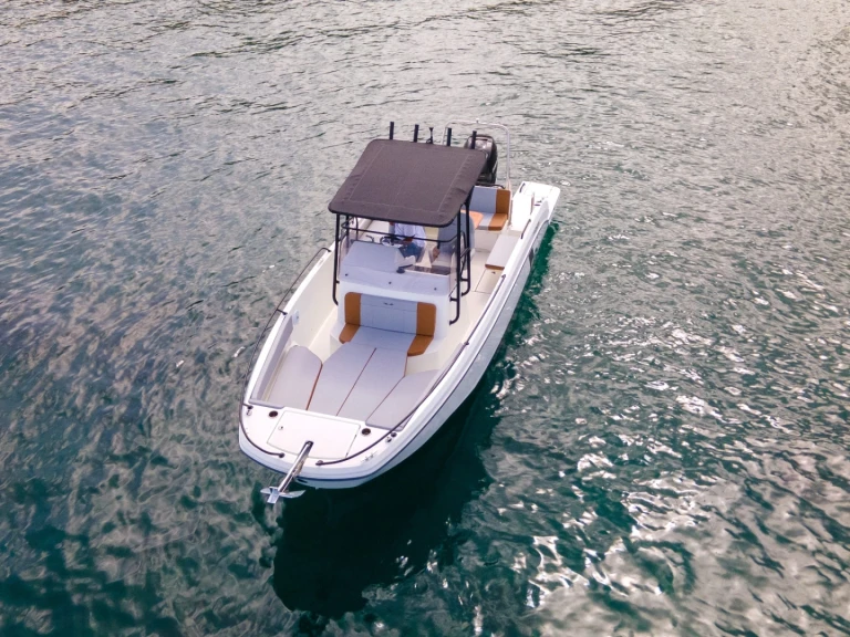 Motorboat to hire Case-Pilote at the best price