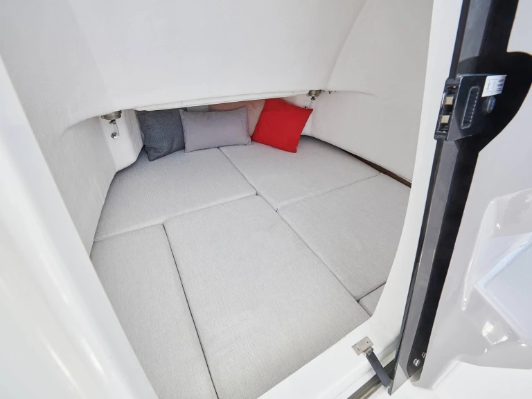 Hire Motorboat Jeanneau with a boat licence