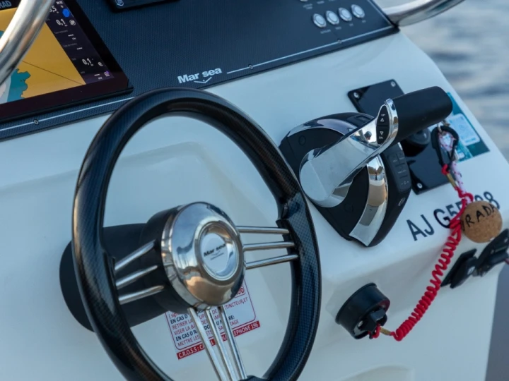 Hire Motorboat Quicksilver with a boat licence