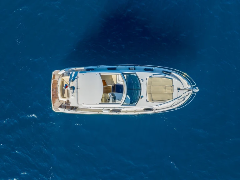 Hire Motorboat Jeanneau with a boat licence