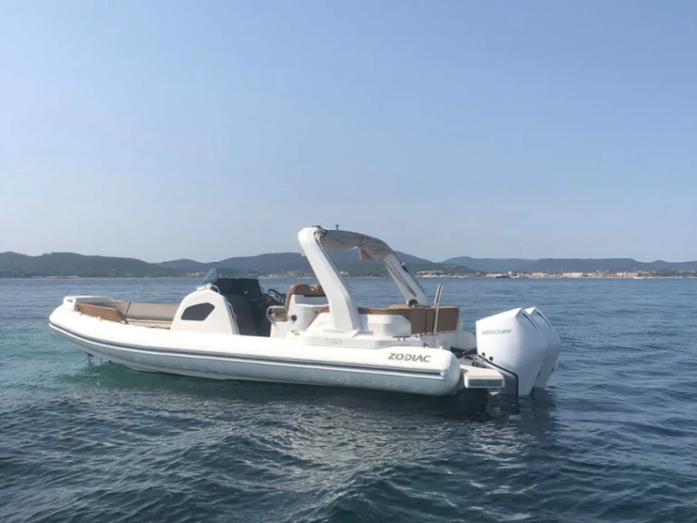 Hire a Zodiac Medline 9 Port Grimaud