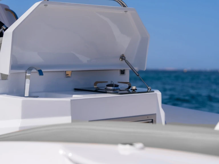 Yacht hire Bandol cheap LIBECCIU 1000