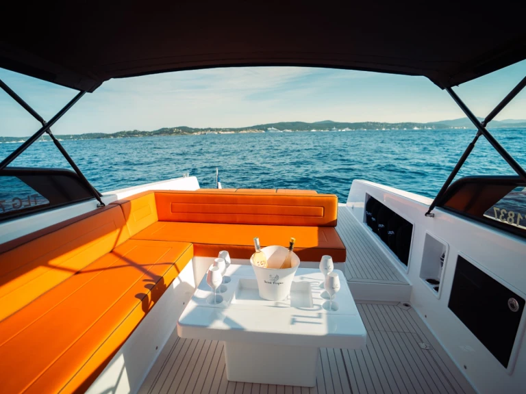 Charter a VanDutch VanDutch 40 in Sainte-Maxime on Samboat