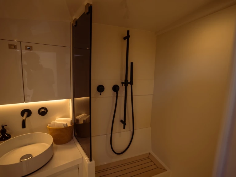 Hire Motorboat VanDutch with a boat licence