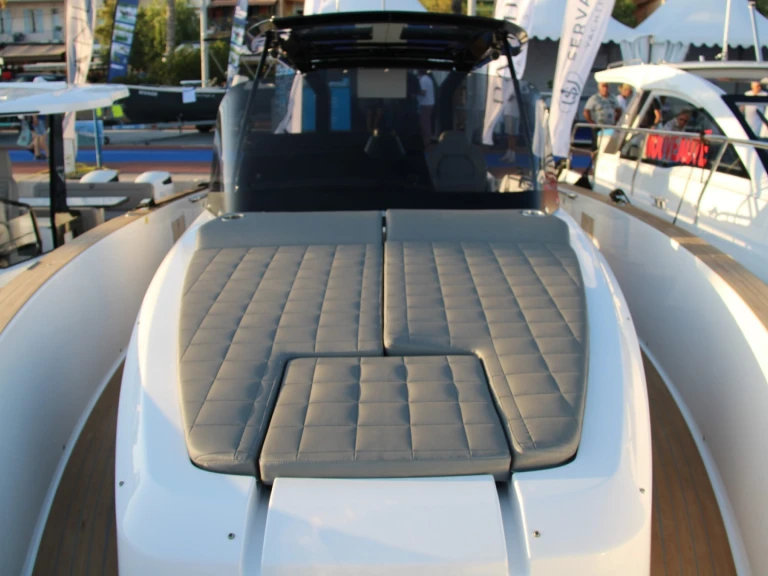 Hire Motorboat Pardo Yachts with a boat licence