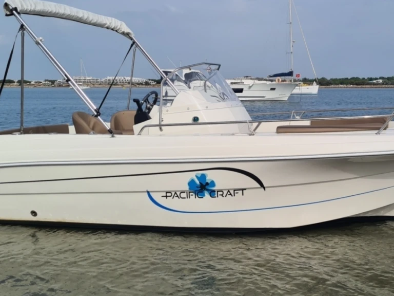 Hire Motorboat Pacific Craft with a boat licence
