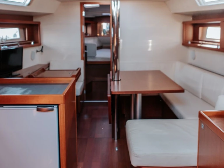 Hire a Bénéteau Oceanis 41 Ajaccio