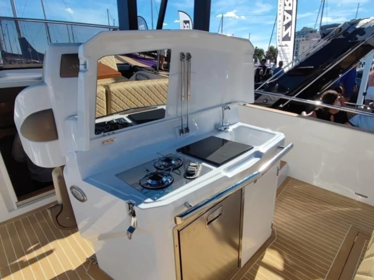 Charter a Salpa AVANGARDE 1.1 in Ajaccio on Samboat