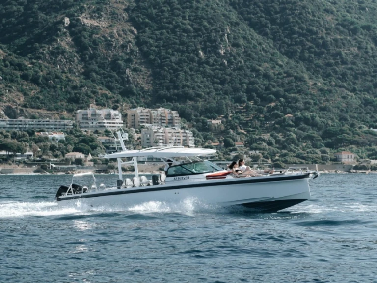 Hire Motorboat Axopar with a boat licence
