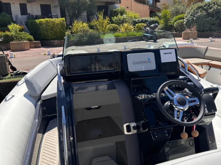 RIB hire in Cogolin - Zodiac Medline 9