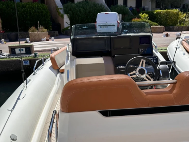 Hire RIB with or without skipper Zodiac Cogolin