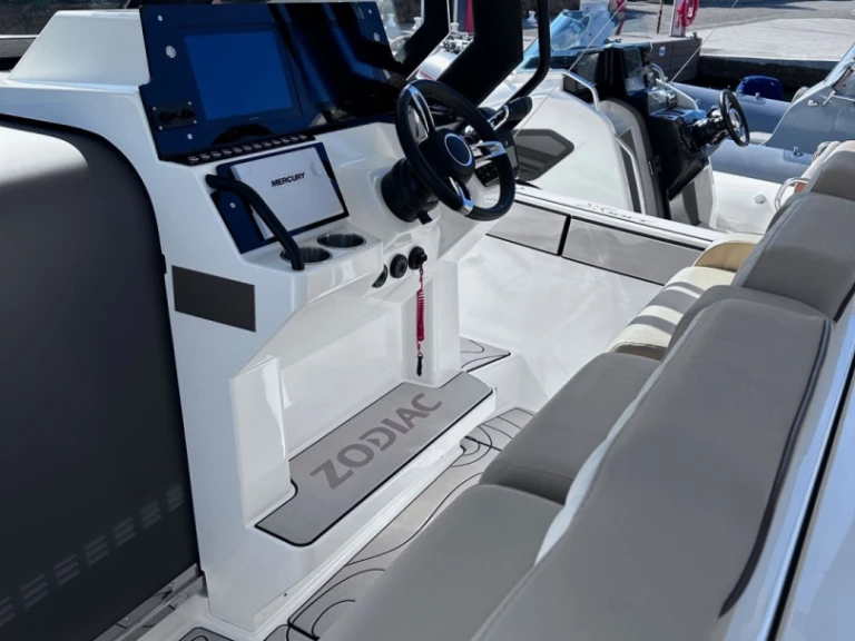 Hire RIB Zodiac with a boat licence