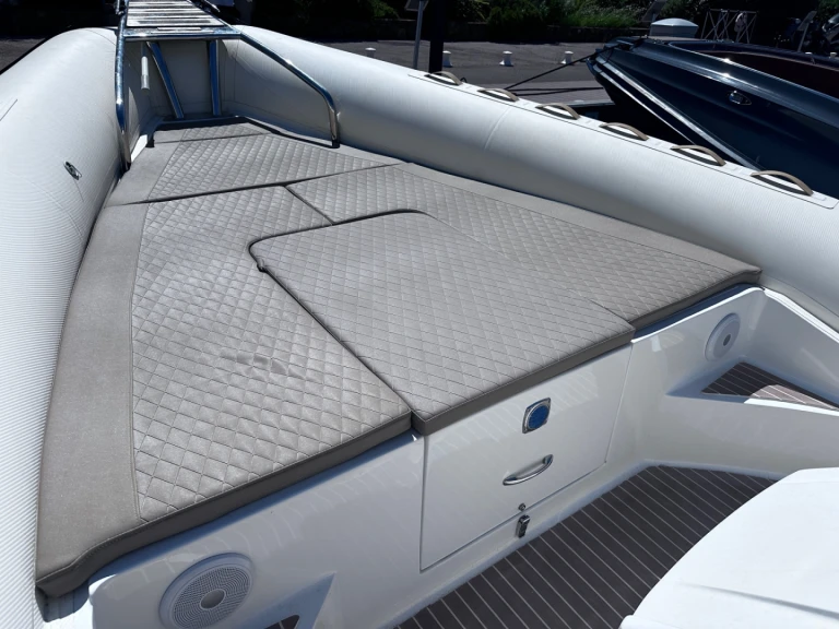 Charter a FANALE 1000 in Cogolin on Samboat