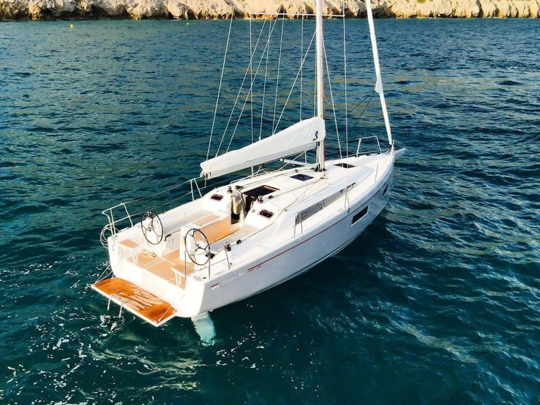 Charter a Bénéteau Oceanis 34.1 in Ajaccio on Samboat