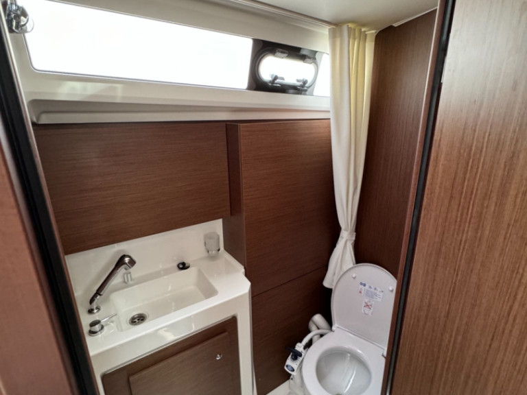 Bénéteau OCEANIS 37.1 OCEANIS 37.1 charter bareboat or skippered in  Ajaccio