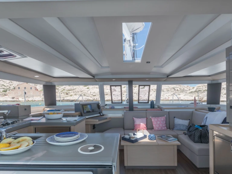 Hire Catamaran Fountaine Pajot with a boat licence