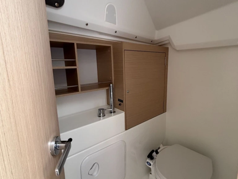 Charter a Bénéteau Oceanis 30.1 in Ajaccio on Samboat