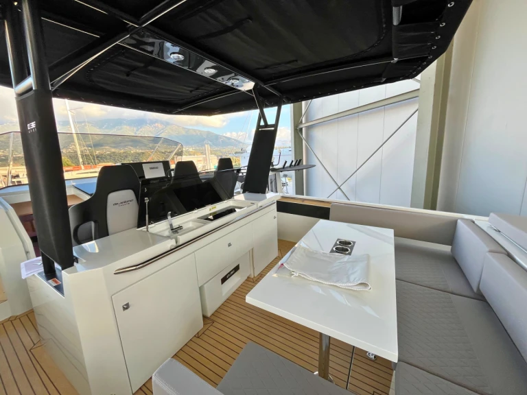 Hire Motorboat DE ANTONIO Yachts with a boat licence