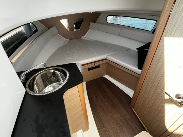 Yacht charter La Forêt-Fouesnant - Jeanneau Cap Camarat 7.5 WA Serie 2 on SamBoat