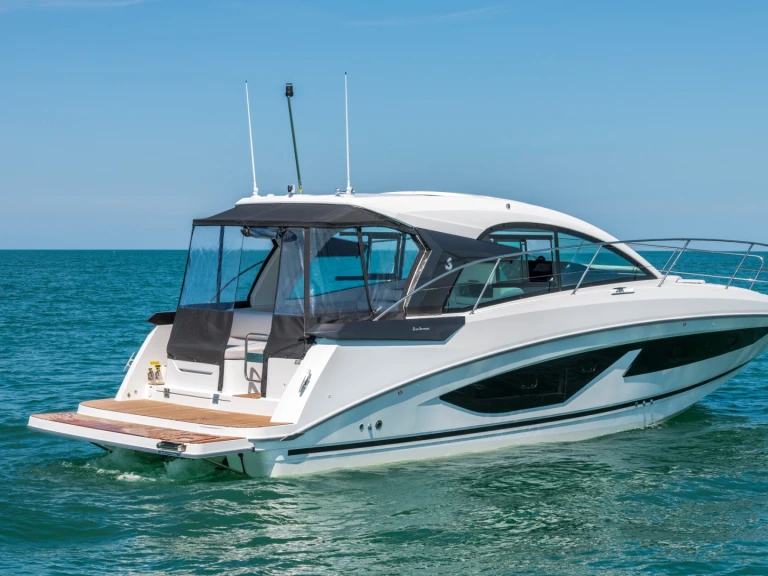 Motorboat hire in Cogolin - Bénéteau Gran Turismo 36