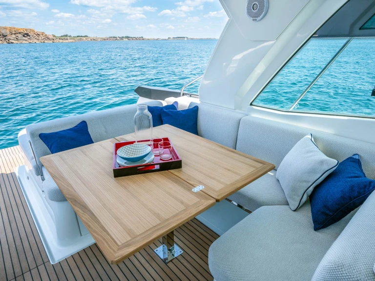 Charter a Bénéteau Gran Turismo 36 in Cogolin on Samboat