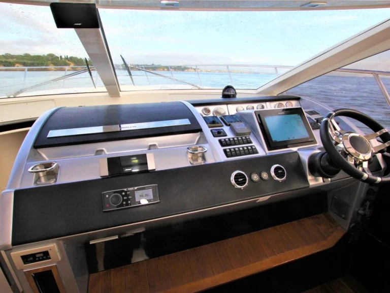 Luxury Yacht to hire Saint-Raphaël at the best price