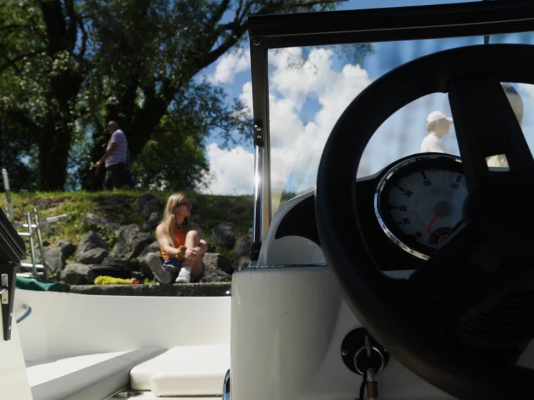 Charter a Bayliner ELEMENT 180 XL in Aix-les-Bains on Samboat