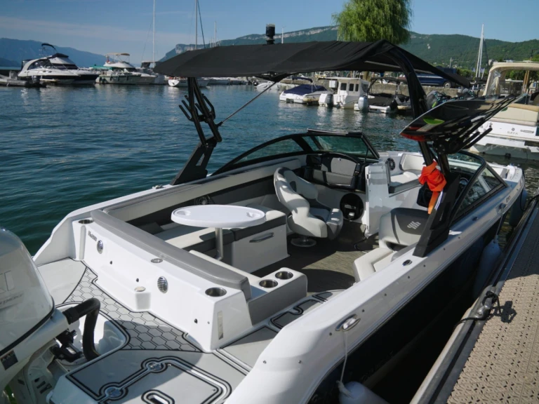 Four Winns HD 200 OB charter bareboat or skippered in  Aix-les-Bains
