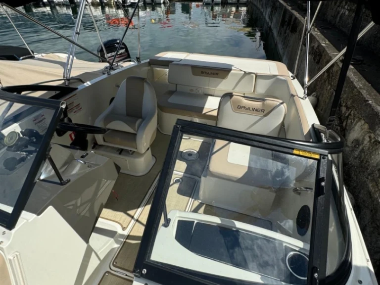 Hire a Bayliner BAYLINER VR5 Le Bourget-du-Lac