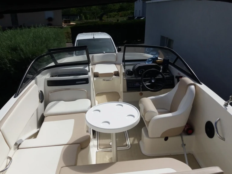 Charter a Bayliner BAYLINER VR5 in Le Bourget-du-Lac on Samboat