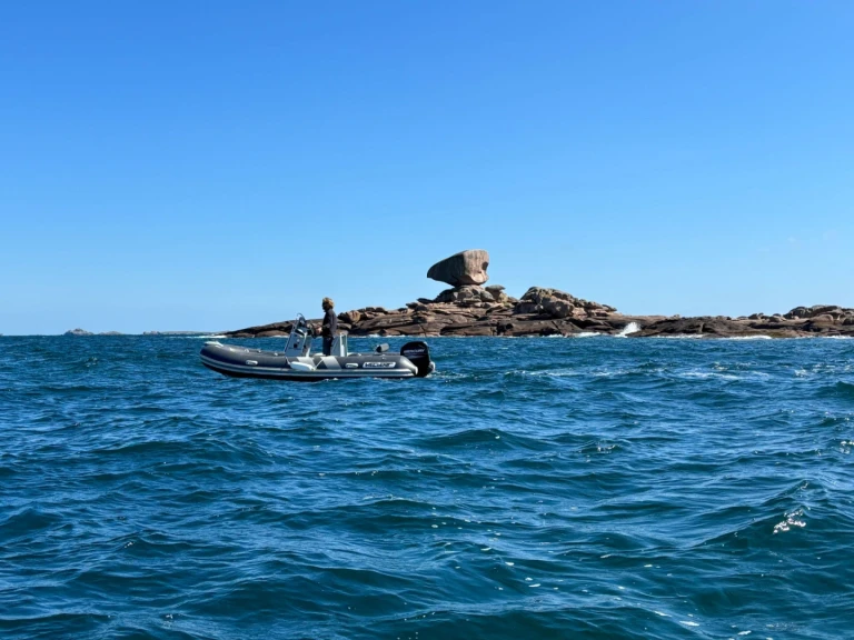 Hire a Valiant 500 sport Trégastel