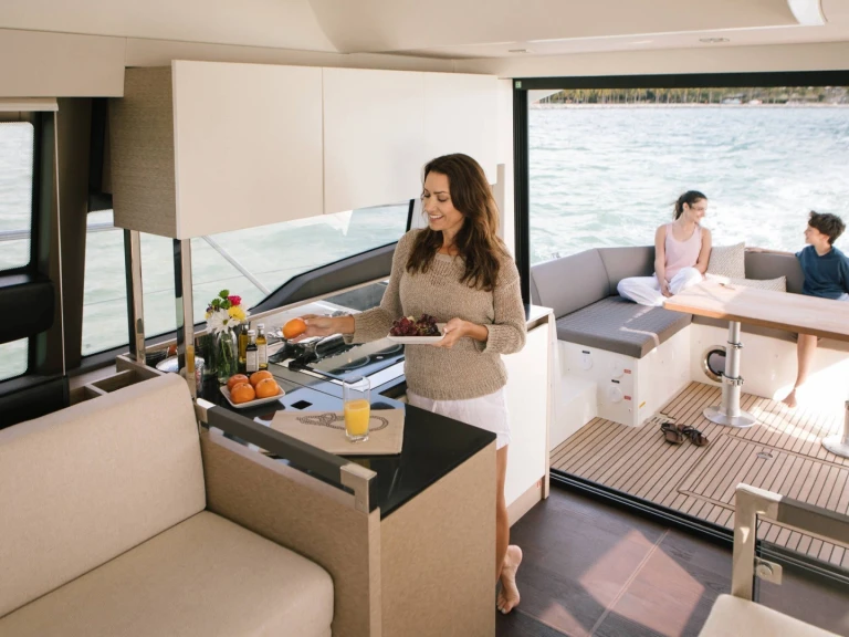 Hire Motorboat Jeanneau with a boat licence