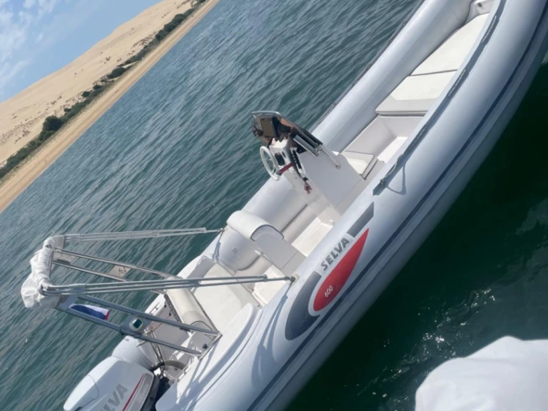 Hire Motorboat Quicksilver with a boat licence