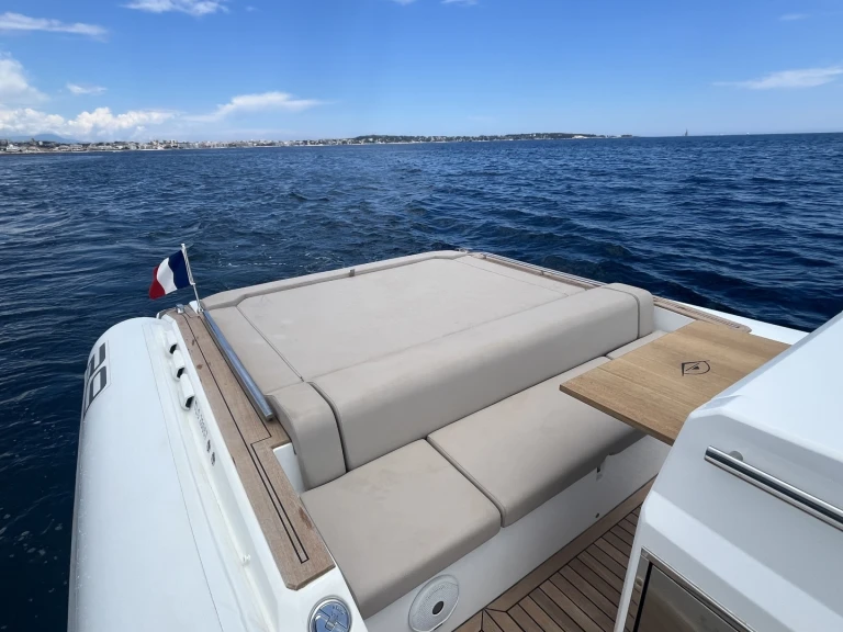 Charter a Renier Renier R9 Tourer in Cannes on Samboat