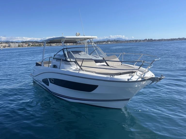 Hire Motorboat Jeanneau with a boat licence