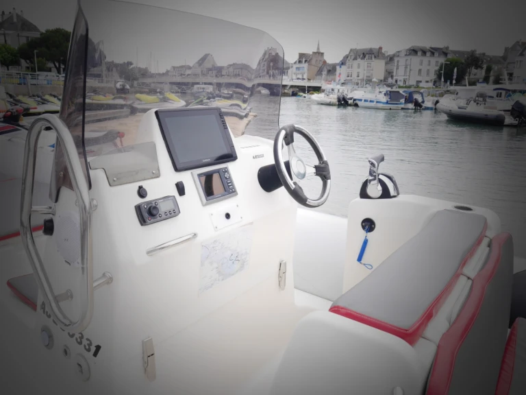 Yacht charter La Baule-Escoublac - Zodiac Club 750 on SamBoat