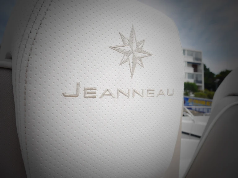 Hire Motorboat Jeanneau with a boat licence