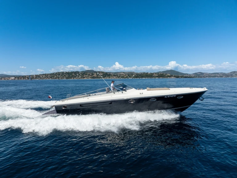 Hire Motorboat Itama with a boat licence
