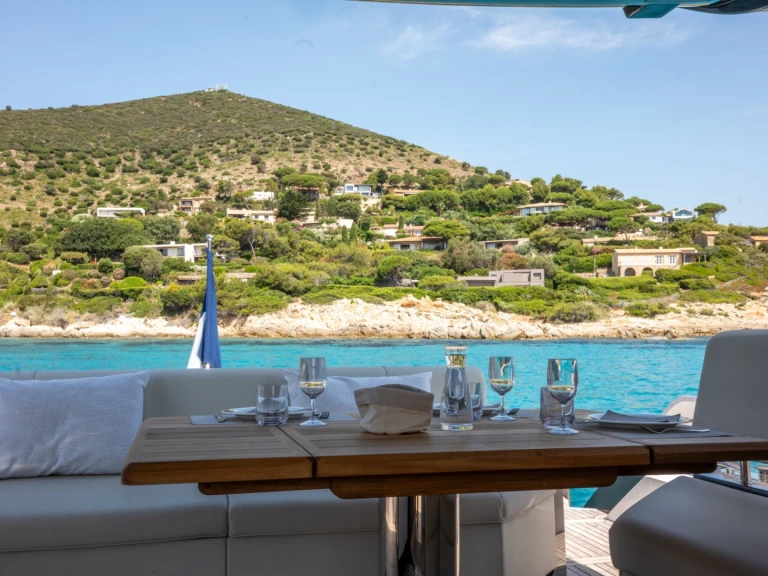 Charter a Sunseeker PREDATOR 65 in Saint-Tropez on Samboat