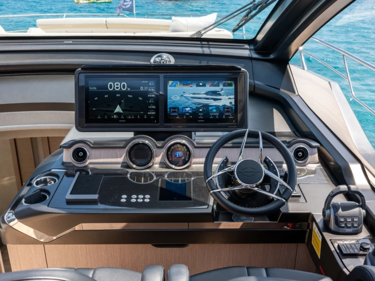 Hire Luxury Yacht with or without skipper Sunseeker Saint-Tropez