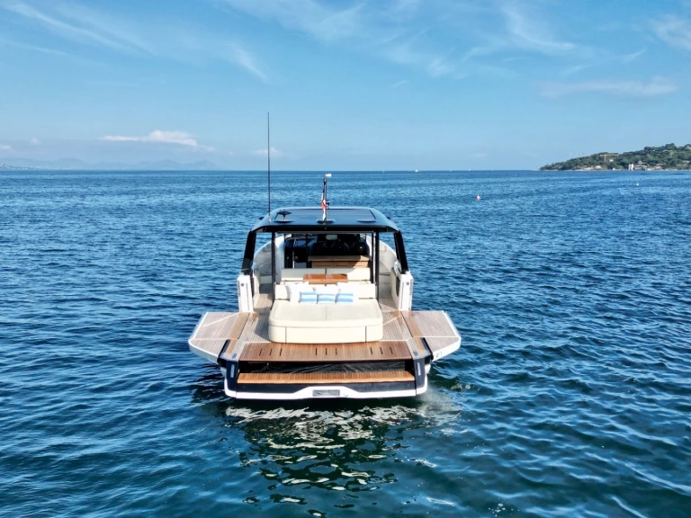 Charter a Cranchi Cranchi A46 in Saint-Tropez on Samboat